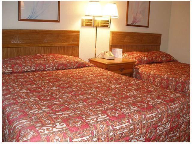 Days Inn By Wyndham Thomson Room photo