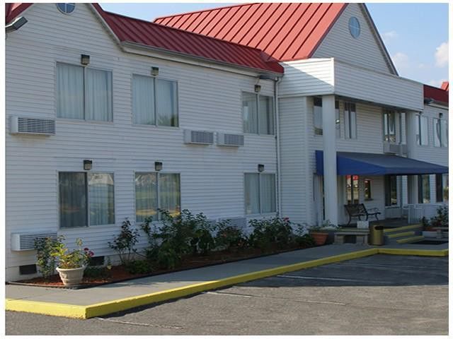 Days Inn By Wyndham Thomson Exterior photo