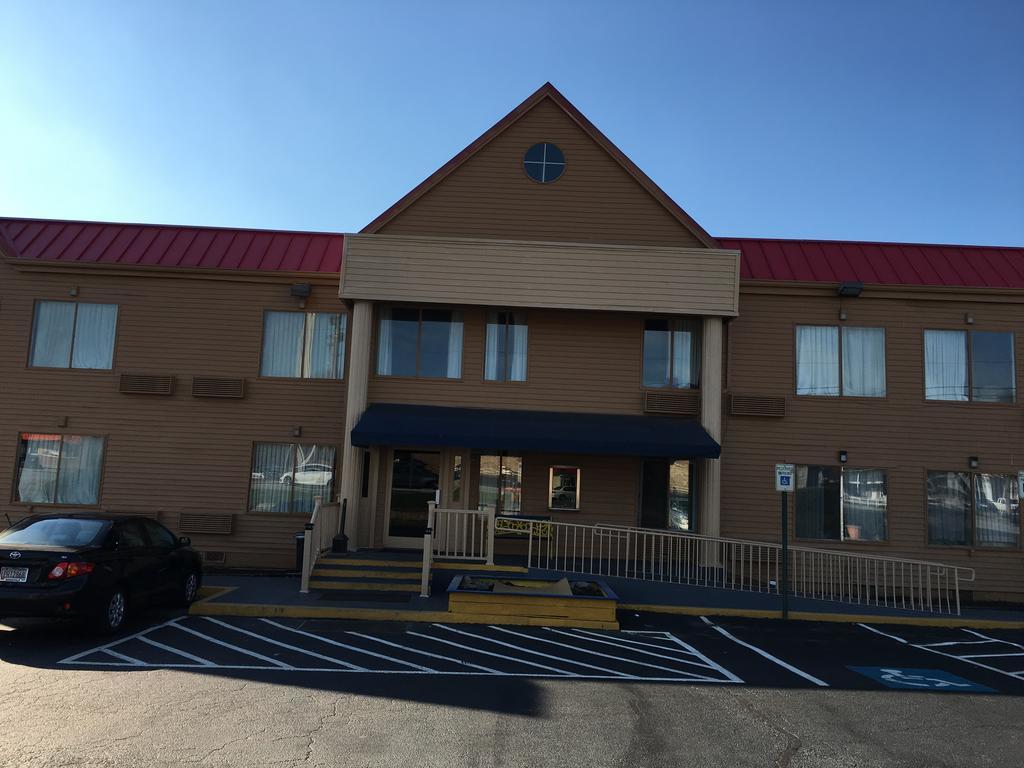 Days Inn By Wyndham Thomson Exterior photo