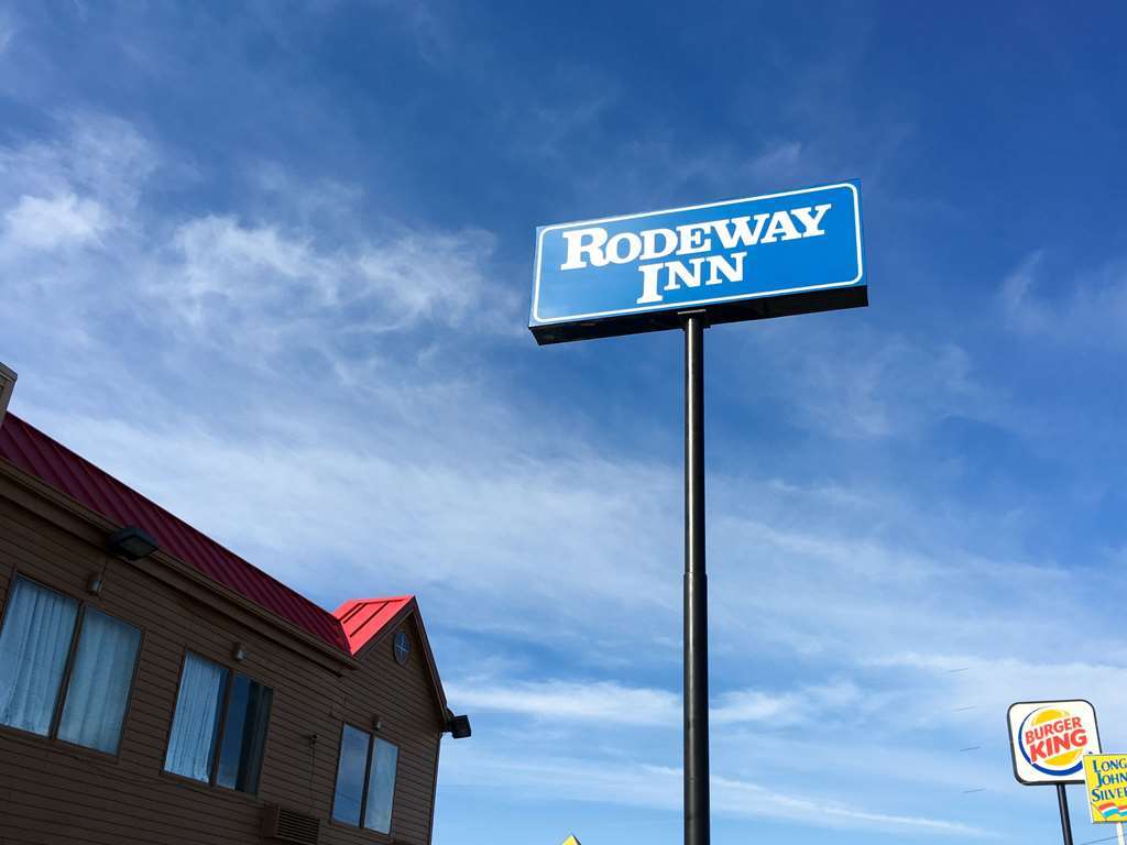 Days Inn By Wyndham Thomson Exterior photo