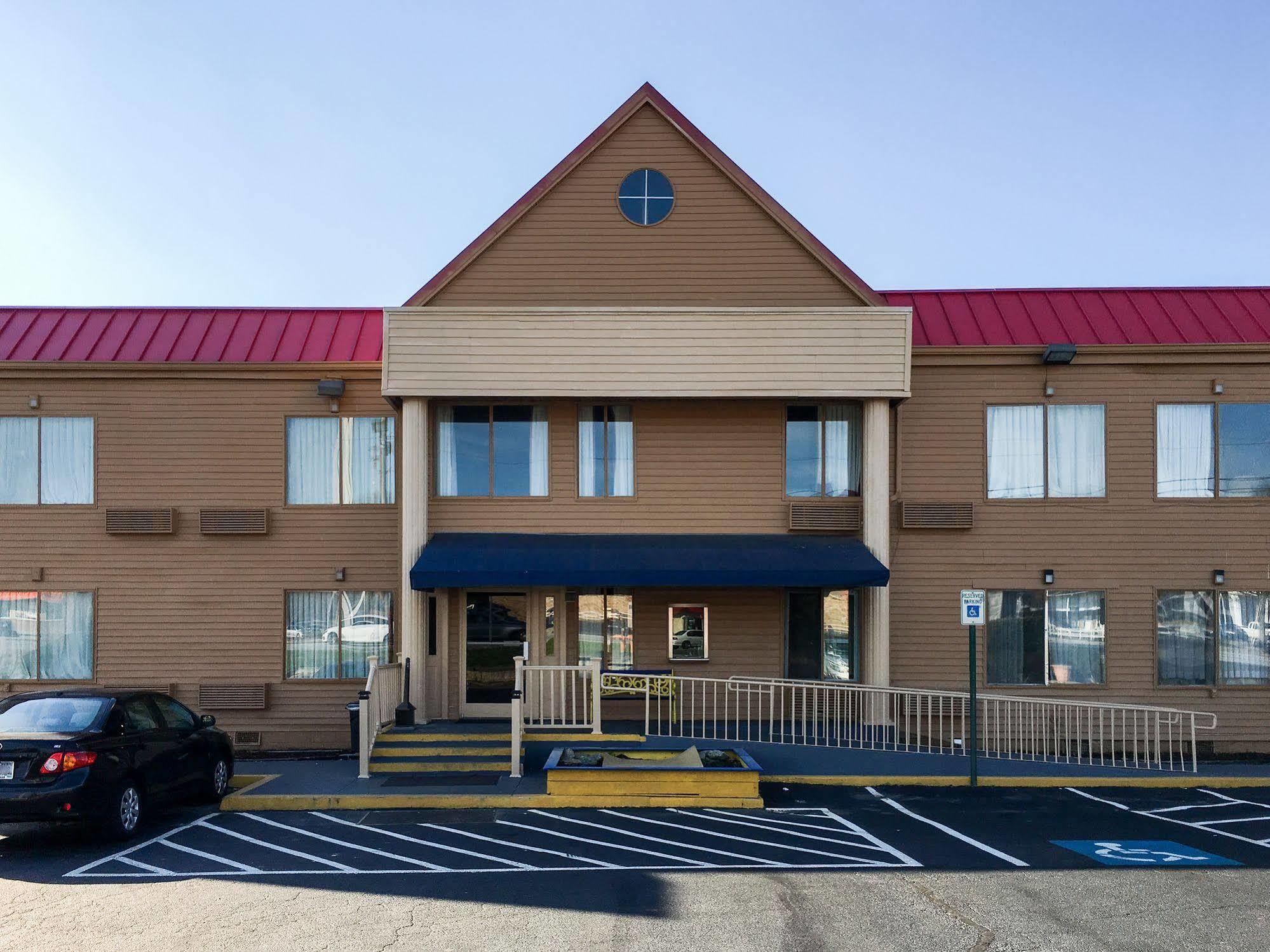 Days Inn By Wyndham Thomson Exterior photo