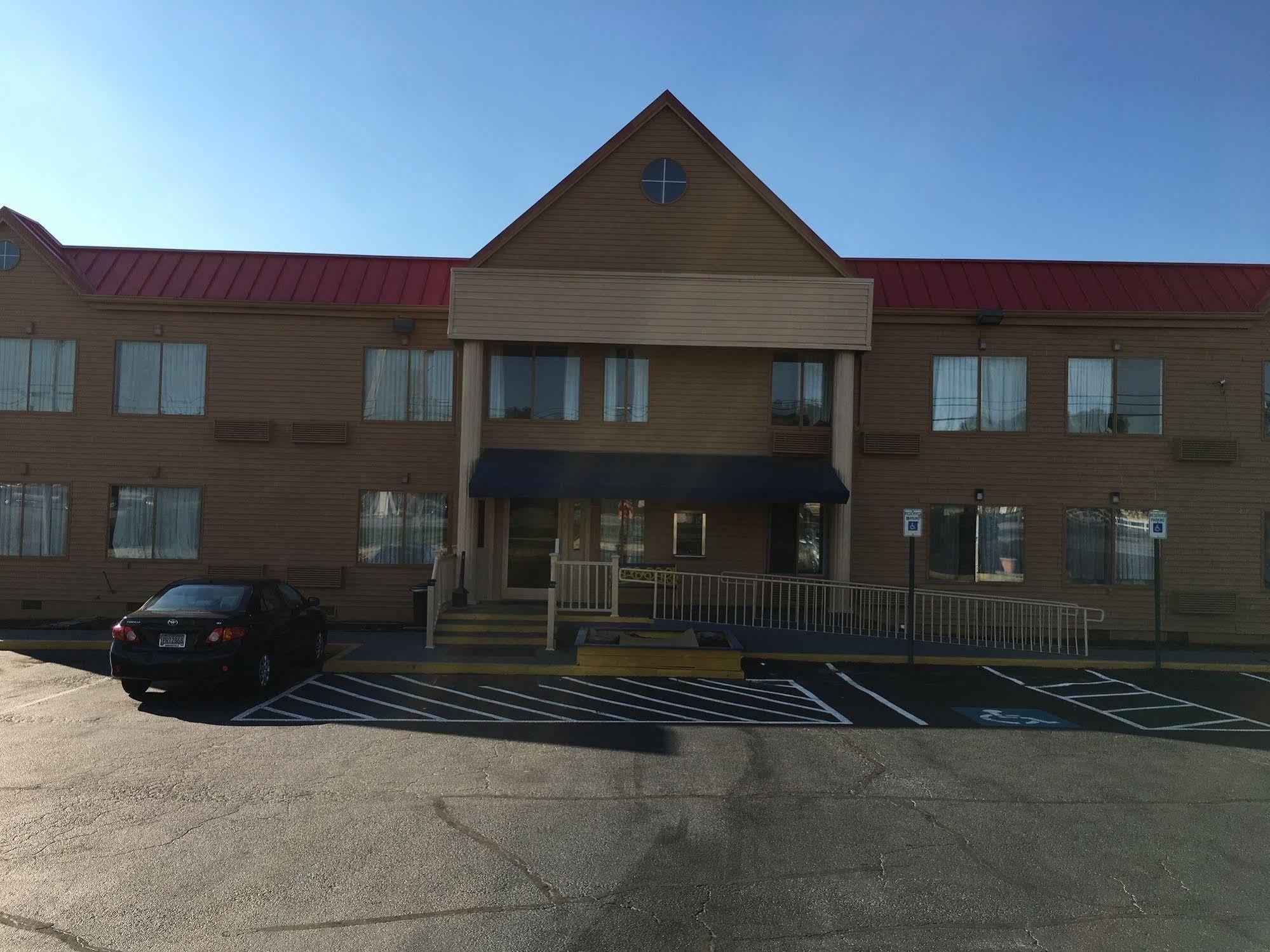 Days Inn By Wyndham Thomson Exterior photo