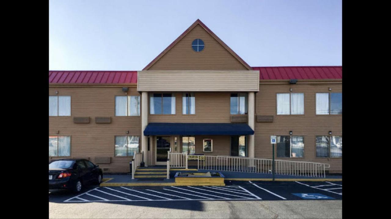 Days Inn By Wyndham Thomson Exterior photo