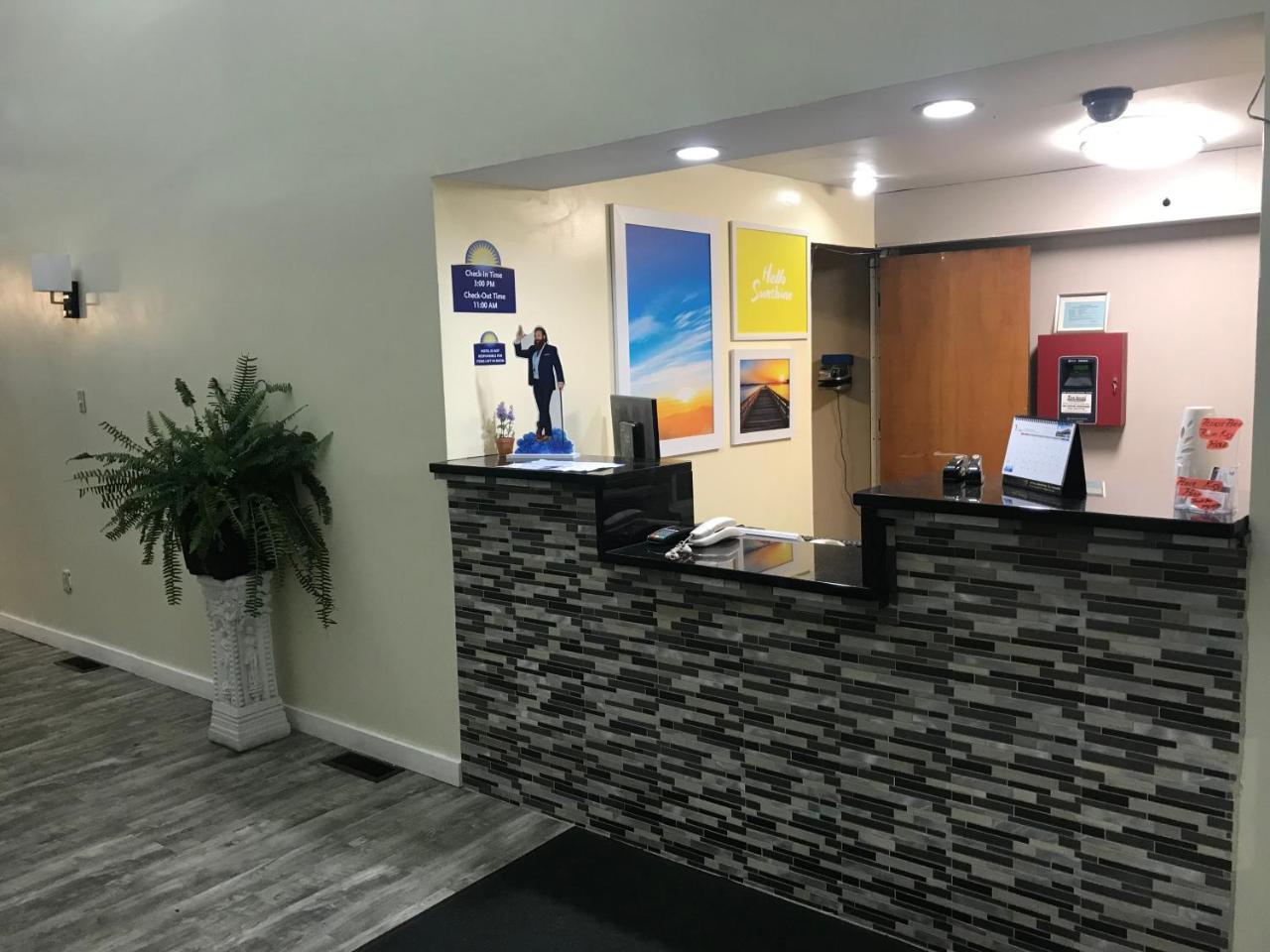 Days Inn By Wyndham Thomson Exterior photo